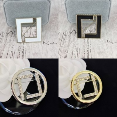 Delicate Women's Designer Letter Brooches with Gold Plating, Crystal Rhinestones, and Pearls for 2024 Christmas Party Gifts