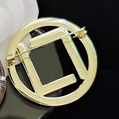 Delicate Women's Designer Letter Brooches with Gold Plating, Crystal Rhinestones, and Pearls for 2024 Christmas Party Gifts