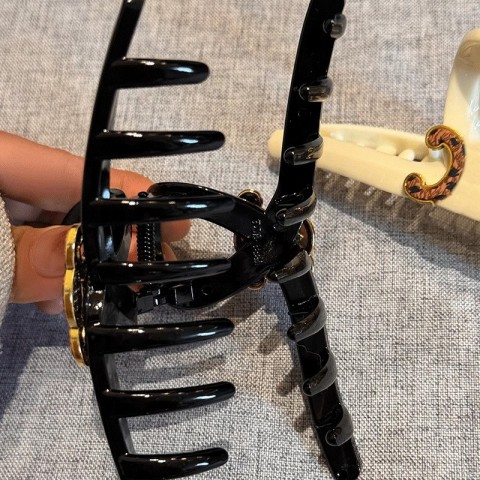 Brand_mask Exquisite Classic Black Hair Clamps with Intricate Leopard Print for Women