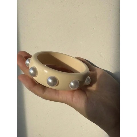 HuanQi Beige Acrylic Pearl Bangle for Women - Asymmetrical Fashion Jewelry Gift 250517