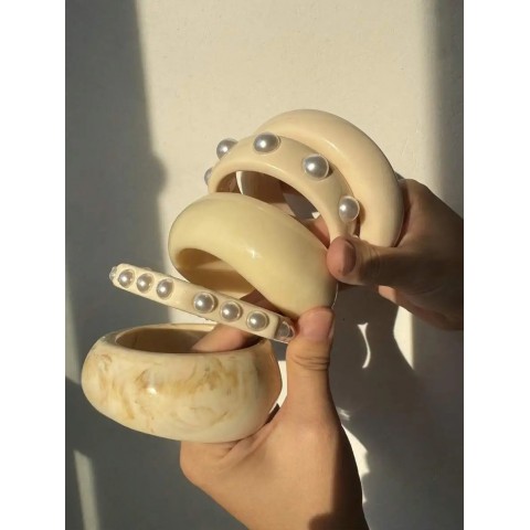 HuanQi Beige Acrylic Pearl Bangle for Women - Asymmetrical Fashion Jewelry Gift 250517
