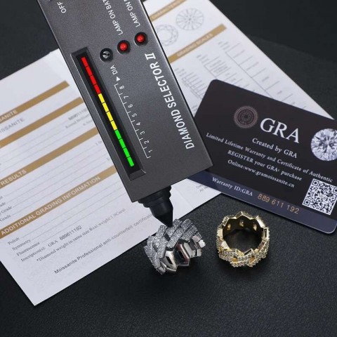 Sterg Sier Unisex Cuban Ring with Green Moissanite for Men
