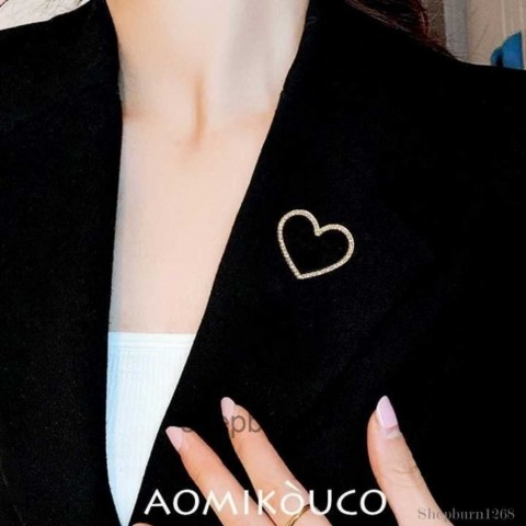 Luxury 18K Gold Plated Diamond Brooch for Unisex Romantic Gifts