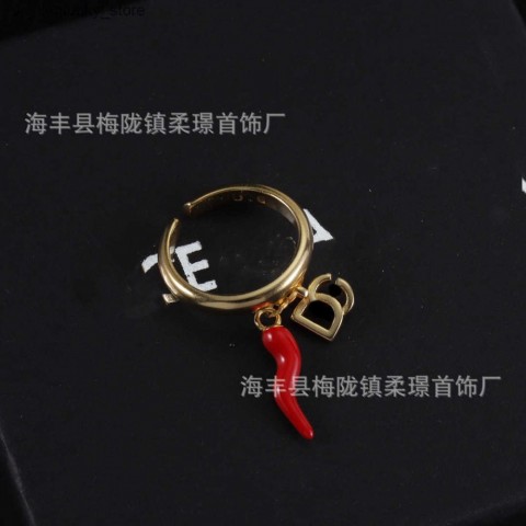 Trendy Adjustable Women's Band Ring with Chili Pendant - H25312