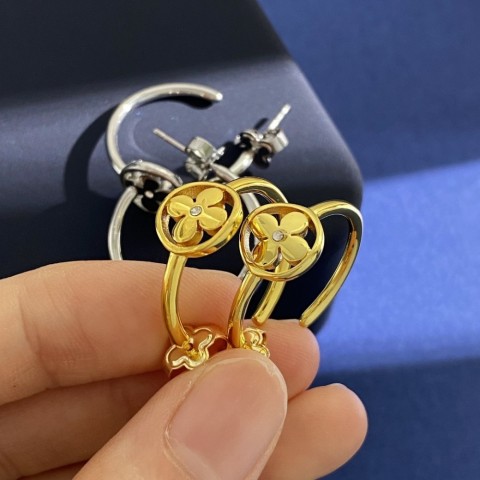 Luxury Hoop u0026 Huggie Anti Allergy Brass C-shaped Earrings with Four Leaf Clover Design