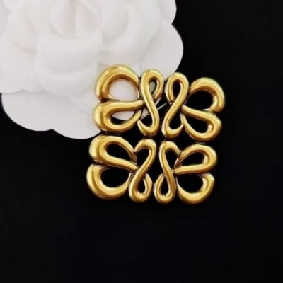 Elegant Versatile Designer Brooch - Unisex Fashion Accessory for Any Occasion