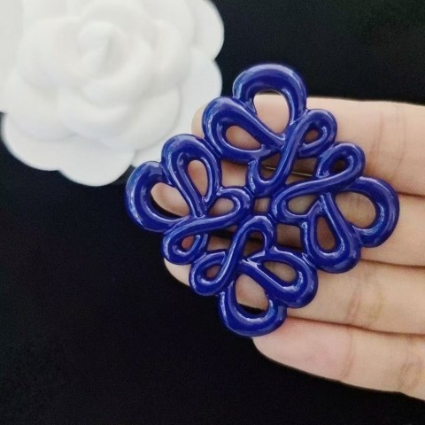 Elegant Versatile Designer Brooch - Unisex Fashion Accessory for Any Occasion