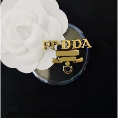 Elegant Versatile Designer Brooch - Unisex Fashion Accessory for Any Occasion