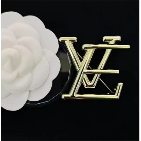 Elegant Versatile Designer Brooch - Unisex Fashion Accessory for Any Occasion