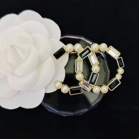Elegant Versatile Designer Brooch - Unisex Fashion Accessory for Any Occasion