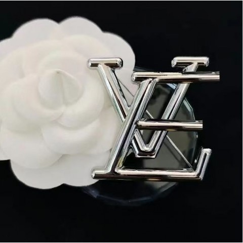 Elegant Versatile Designer Brooch - Unisex Fashion Accessory for Any Occasion