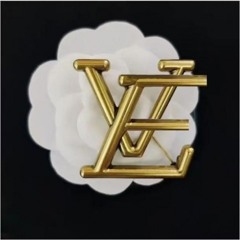 Elegant Versatile Designer Brooch - Unisex Fashion Accessory for Any Occasion