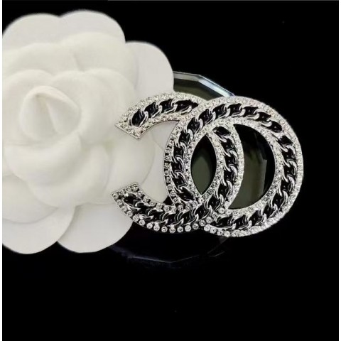 Elegant Versatile Designer Brooch - Unisex Fashion Accessory for Any Occasion