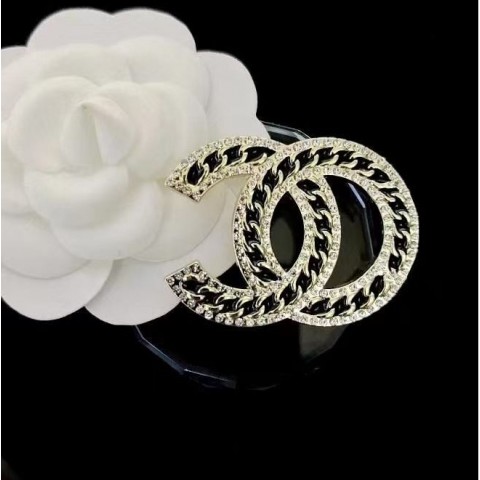 Elegant Versatile Designer Brooch - Unisex Fashion Accessory for Any Occasion