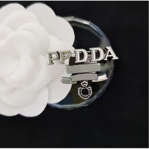 Elegant Versatile Designer Brooch - Unisex Fashion Accessory for Any Occasion