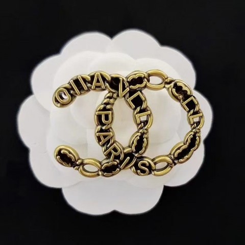 Elegant Versatile Designer Brooch - Unisex Fashion Accessory for Any Occasion
