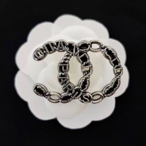 Elegant Versatile Designer Brooch - Unisex Fashion Accessory for Any Occasion
