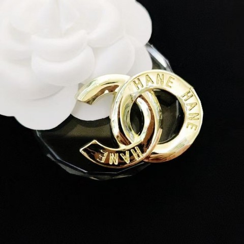 Elegant Versatile Designer Brooch - Unisex Fashion Accessory for Any Occasion