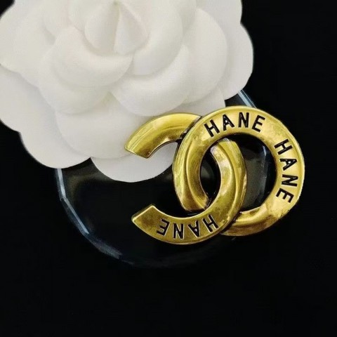 Elegant Versatile Designer Brooch - Unisex Fashion Accessory for Any Occasion