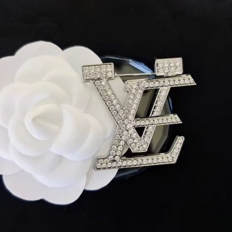 Elegant Versatile Designer Brooch - Unisex Fashion Accessory for Any Occasion