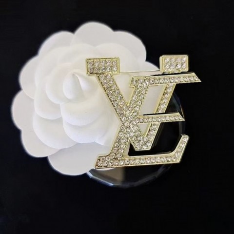 Elegant Versatile Designer Brooch - Unisex Fashion Accessory for Any Occasion