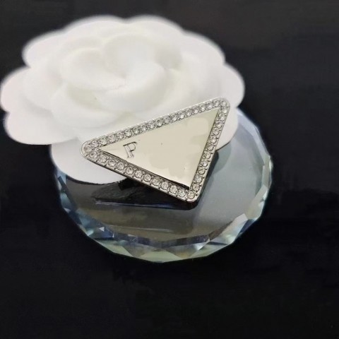 Elegant Versatile Designer Brooch - Unisex Fashion Accessory for Any Occasion