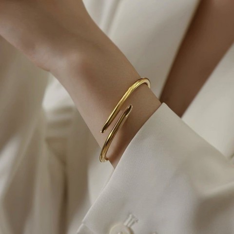 Designer 18K Gold Plated Diamond Bangle for Women - Classic Fashion Bracelet