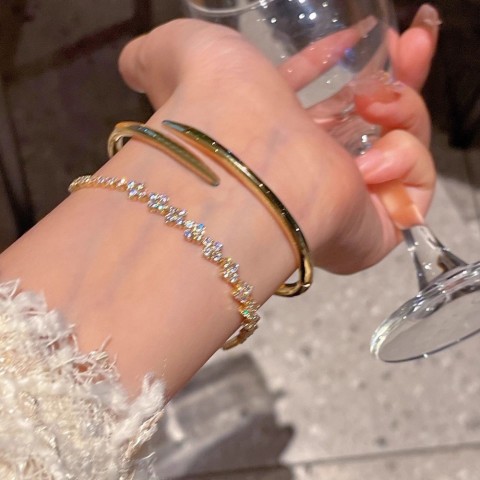 Designer 18K Gold Plated Diamond Bangle for Women - Classic Fashion Bracelet