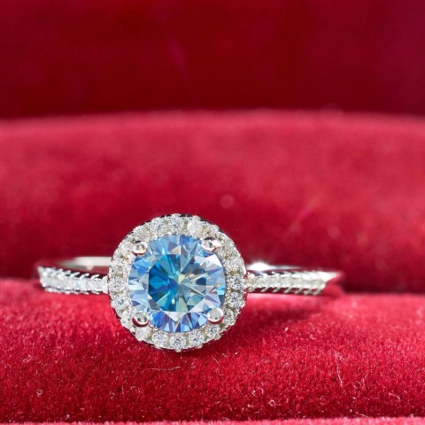 Luxury S925 Sterling Silver Fashion Ring with Mosan Stone - Elegant Valentine Gift for Women