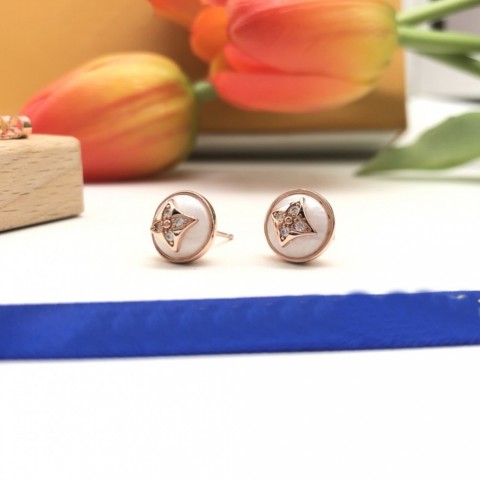 Elegant Women's High-End Retro Ear Cuff Earrings in White, Black, and Bluepink with Diamond Flower Design