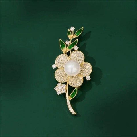 Elegant Green Crystal Four-leaf Clover Brooch