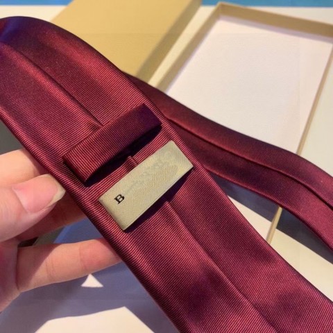 Luxury Lavender Designer Silk Tie for Men - High Quality Necktie for Business & Casual Wear